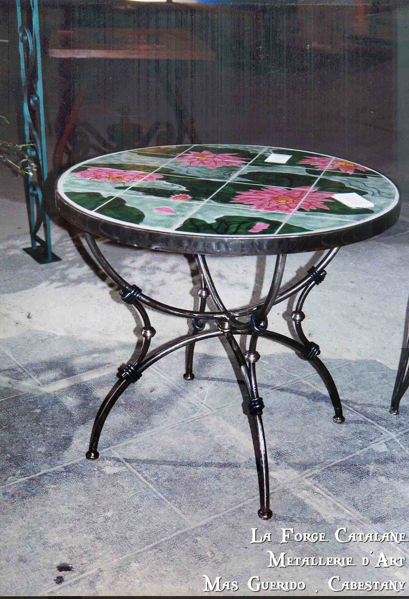 Table Ronde fer avec mozaique sur plateau  forge catalane.jpg